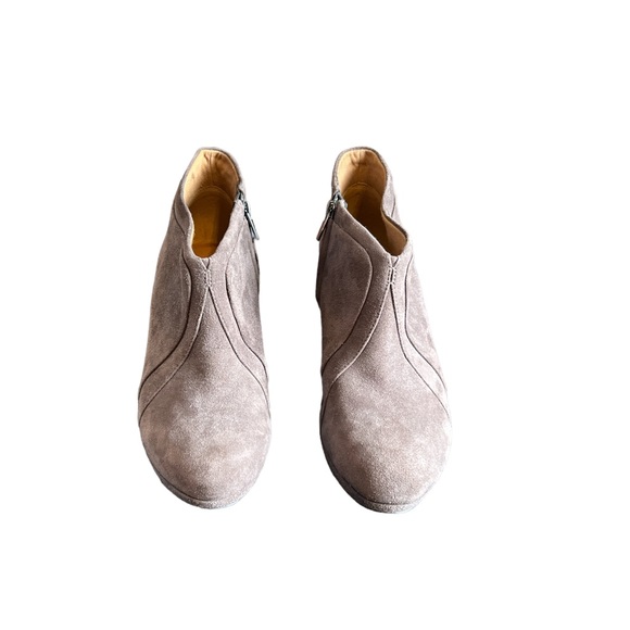 Clarks Women’s Suede Heeled‎ Booties Taupe Boots Size 10M - Picture 7 of 7